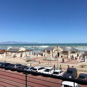 At The - Muizenberg Apartment